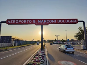 Entrada al Aeropuerto Guglielmo Marconi de Bolonia