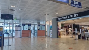 Entrada al aeropuerto Vincenzo Florio en Trapani, Italia