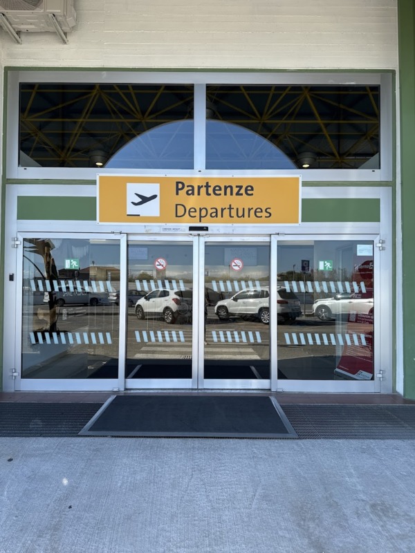 Entrada al área de salidas en el aeropuerto