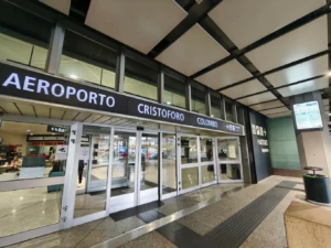 Entrada principal al Aeropuerto de Génova-Cristoforo Colombo