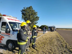 Equipo de rescate junto a vehículo de unidad de alto rendimiento