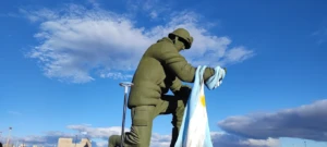 Escultura de soldado arrodillado con bandera argentina al viento