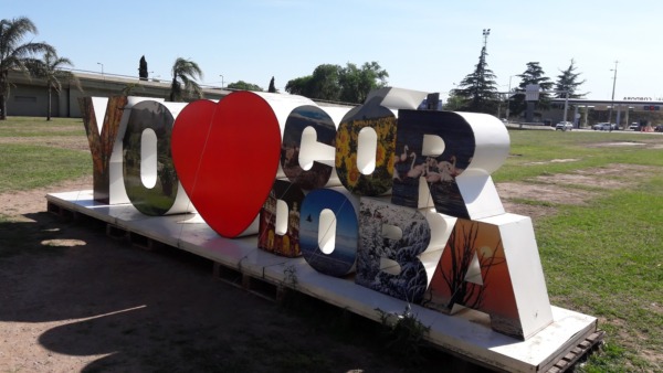 Escultura “Yo Amo Córdoba” en el Aeropuerto de Córdoba