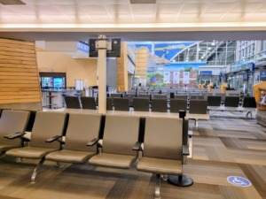 Esperando en el aeropuerto: asientos y mural