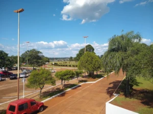 Estacionamiento y áreas verdes del aeropuerto de Posadas