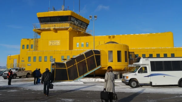 Fachada amarilla del aeropuerto de Iqaluit, Canadá
