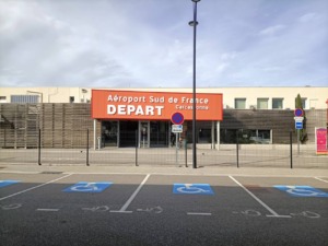 Fachada del aeropuerto de Carcasona, Francia, con estacionamiento preferencial