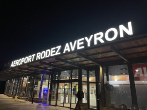 Fachada del Aeropuerto de Rodez – Aveyron por la noche
