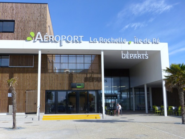 Fachada del aeropuerto La Rochelle – Île de Ré, zona de salidas