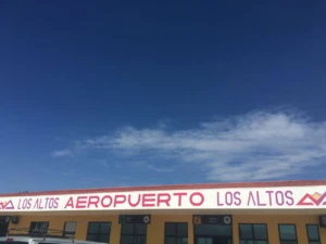 Fachada del Aeropuerto Los Altos bajo cielo azul