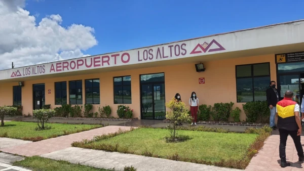 Fachada del Aeropuerto Los Altos, con jardines y personas