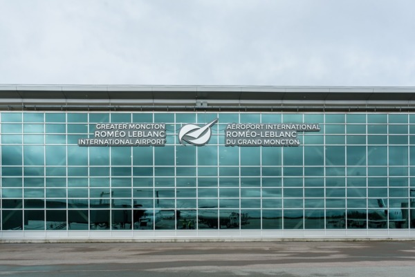 Fachada moderna del aeropuerto Roméo LeBlanc