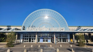 Fachada principal del Aeropuerto de Abruzzo en Italia