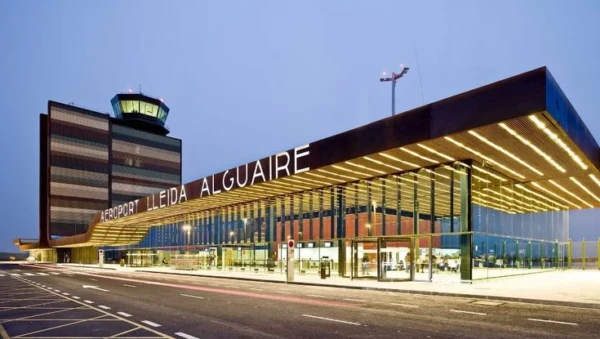Fachada principal del Aeropuerto de Lleida-Alguaire