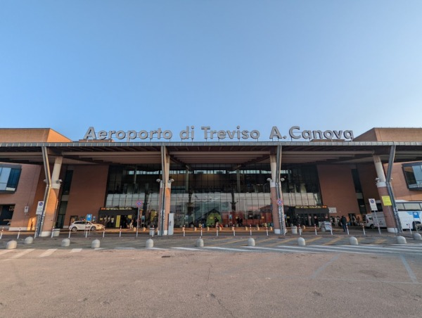 Fachada principal del Aeropuerto de Treviso A. Canova