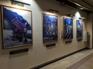 Fotografías enmarcadas adornan la pared del aeropuerto de Lihue
