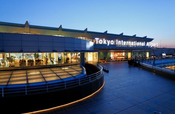 Haneda: fachada iluminada del aeropuerto internacional al anochecer
