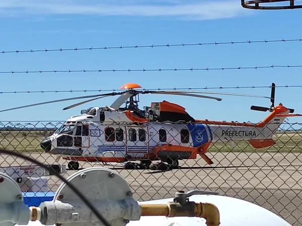 Helicóptero de Prefectura Argentina tras la cerca