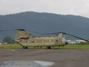 Helicóptero militar en pista, posiblemente en el aeropuerto de Huehuetenango