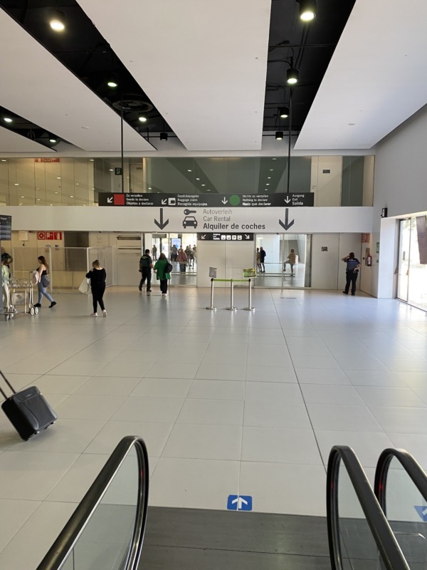 Indicaciones en el aeropuerto: alquiler de coches y salida