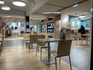 Interior del aeropuerto de Biarritz: área de cafetería y mesas