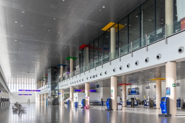 Interior del Aeropuerto de Castellón con luz natural
