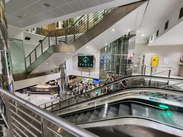 Interior del Aeropuerto de Florencia con escaleras y ascensor