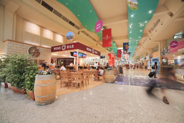 Interior del aeropuerto de Olbia con área de restaurantes