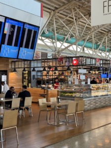 Interior del aeropuerto de Olbia con zona de cafetería