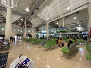 Interior del Aeropuerto de Punta Cana, zona de espera
