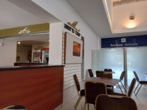 Interior del Aeropuerto de San Luis: Aero Bar y Arribos