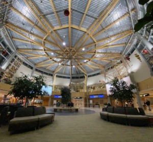 Interior espacioso del aeropuerto de Victoria, Canadá