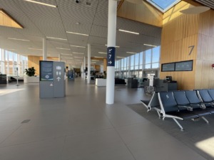 Interior luminoso del aeropuerto de Victoria, Canadá