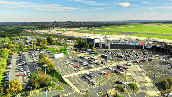 Leeds Bradford: Vista aérea del aeropuerto y estacionamiento