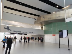 Llegadas, salidas y avisos en el aeropuerto