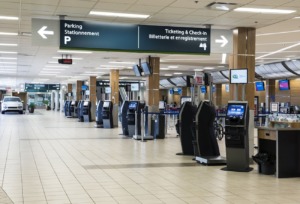 Llegadas y salidas: señalización bilingüe en el aeropuerto