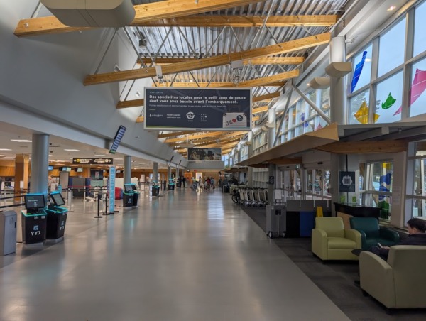 Luminoso interior del aeropuerto de Victoria, Canadá