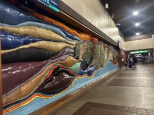 Mural colorido en el Aeropuerto de Lihue, Kauai