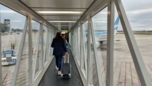 Pasajeros caminando por el túnel de embarque en el aeropuerto