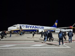 Pasajeros desembarcando de un avión de Ryanair en la noche