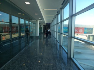Pasillo moderno en el Aeropuerto Internacional de Córdoba, Argentina