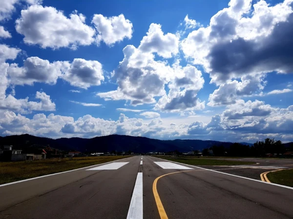 Pista del Aeropuerto de Huehuetenango bajo cielo nublado
