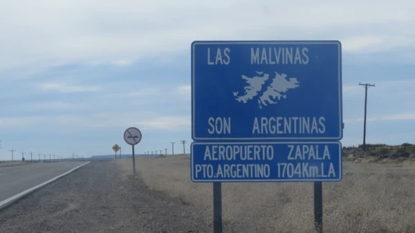 Señalización vial: Las Malvinas son Argentinas, Aeropuerto Zapala