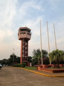 Torre de control del aeropuerto de Posadas al amanecer