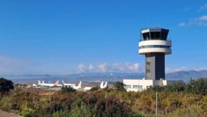 Torre de control y aviones en el aeropuerto