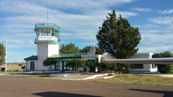 Torre de control y edificio administrativo del aeropuerto