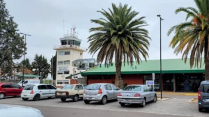 Torre de control y estacionamiento del aeropuerto San Rafael