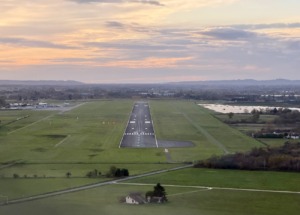 Vista aérea de la pista del Aeropuerto de Bergerac Dordogne Périgord