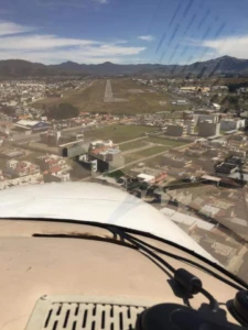 Vista aérea de una pista y área urbana