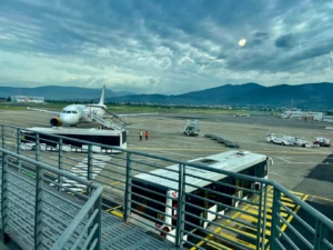 Vista de avión y autobuses en el aeropuerto